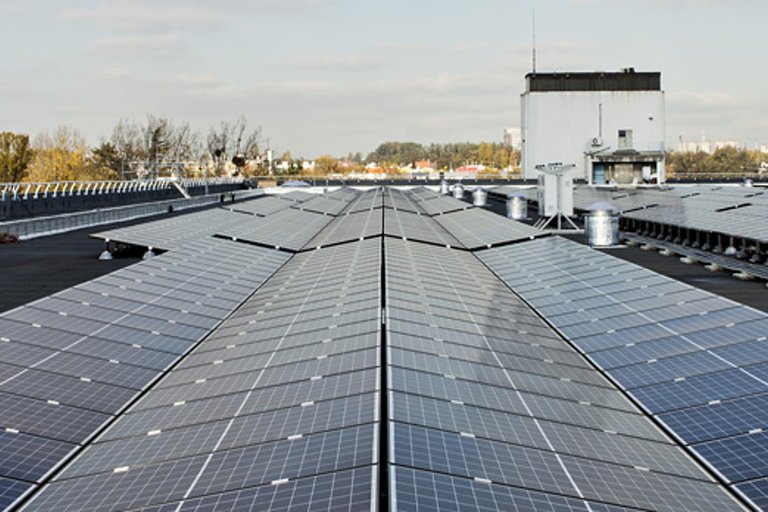 Île-de-France lance un vaste programme de toitures solaires sur les bâtiments publics